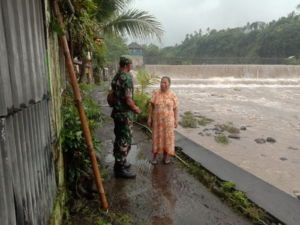 Hujan Turun lagi, Babinsa Semarapura Kangin Gelar Patroli Pantau Situasi Wilayah