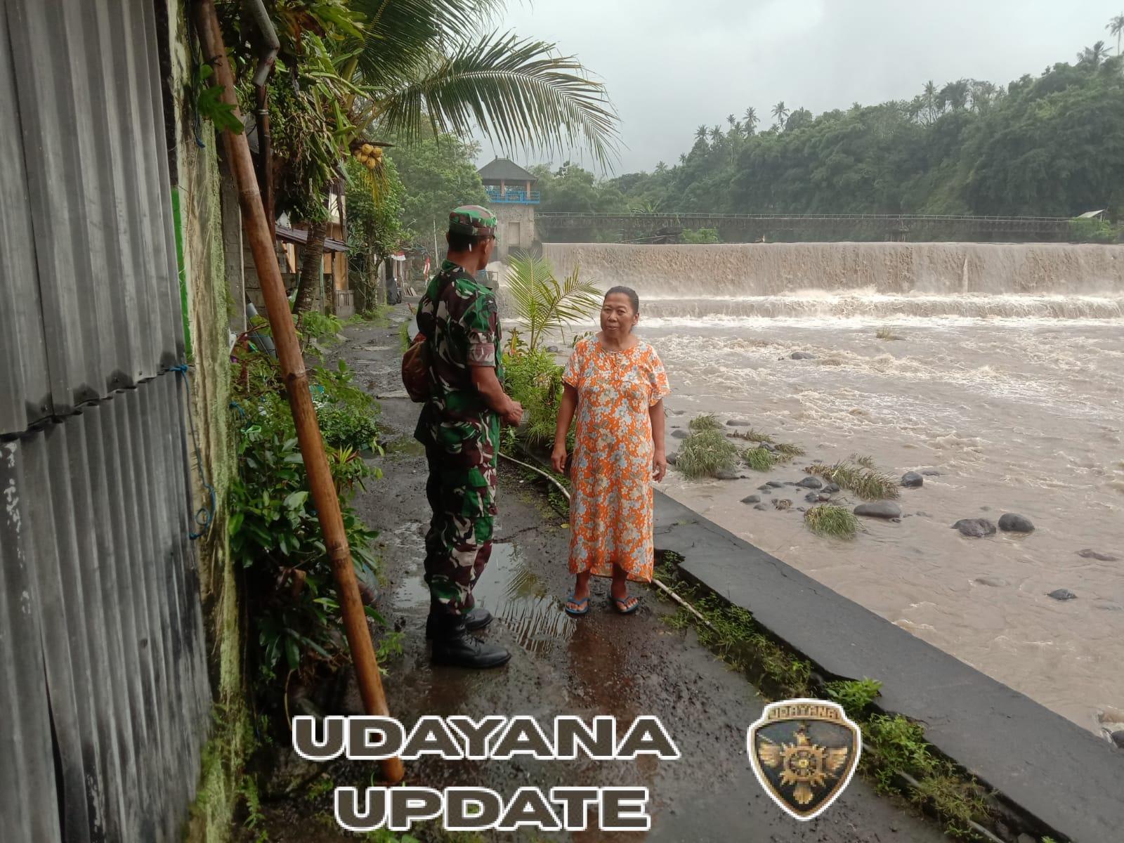Hujan Turun lagi, Babinsa Semarapura Kangin Gelar Patroli Pantau Situasi Wilayah