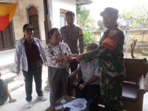 Dampingi Penyaluran BLT DD, Babinsa Bunga Mekar Pastikan Prosesi Aman Dan Lancar