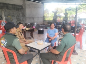 Anjangsana Danramil 1609-01/Buleleng dan Babinsa ke Poni’s Weaving Center, TNI Dorong Pelestarian Tenun Songket Jinengdalem
