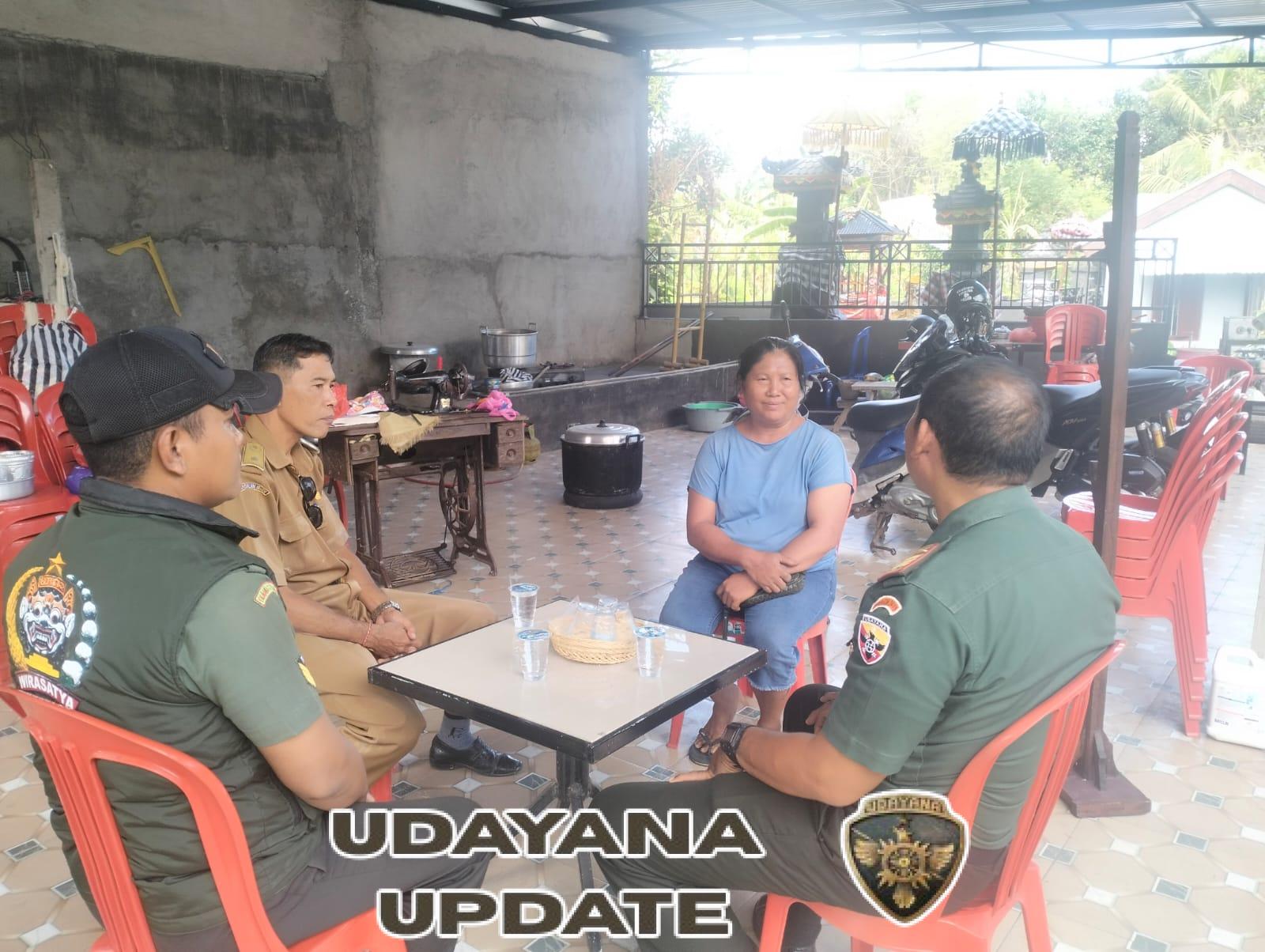 Anjangsana Danramil 1609-01/Buleleng dan Babinsa ke Poni’s Weaving Center, TNI Dorong Pelestarian Tenun Songket Jinengdalem