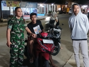 Babinsa Koramil 1628-01/Taliwang Gelar Patroli Malam, Ingatkan Warga Jaga Keamanan