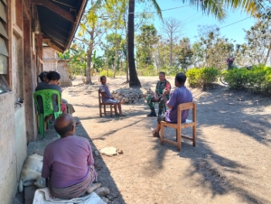 Babinsa Koramil 1618-04/Bisel Gelar Komsos, Ajak Warga Jaga Keamanan Desa Sone