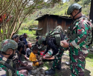 Sentuhan Kasih Satgas Yonif 743/PSY Pos Merah Putih Bersama Warga Kampung Ginnik
