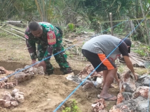 Peduli Sesama, Babinsa Bantu Bangun Fondasi Rumah Warga Binaan