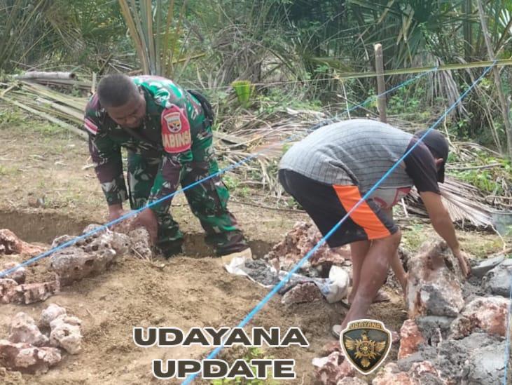 Peduli Sesama, Babinsa Bantu Bangun Fondasi Rumah Warga Binaan