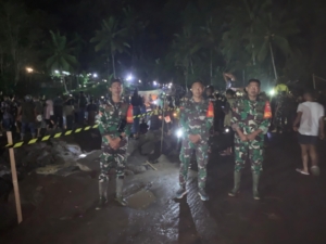 TNI Hadir di Tengah Masyarakat Babinsa Lakukan Pengamanan Aksi 1000 Lilin di Lowo Koke, Mauponggo