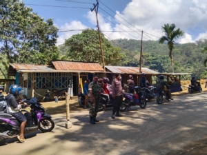 Babinsa Koramil Detusoko Aktif Lakukan Pamwil di Jalur Trans Ende–Maumere