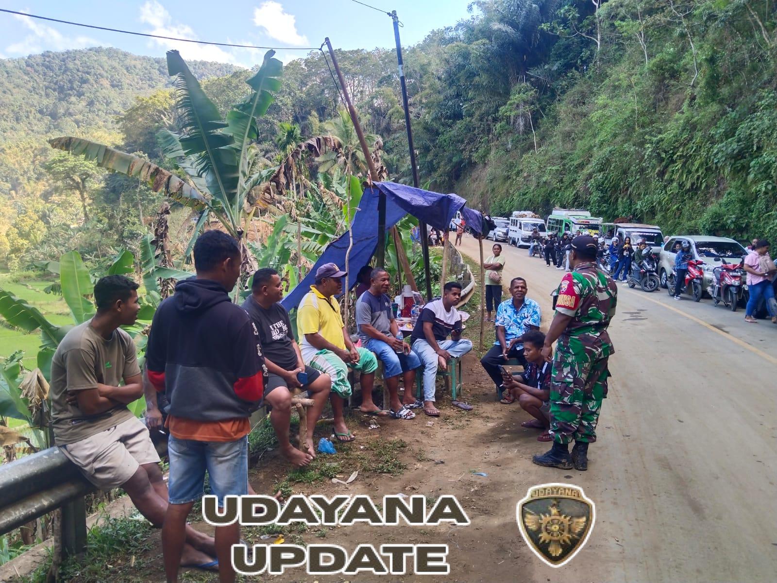 Babinsa Koramil Detusoko Aktif Lakukan Pamwil di Jalur Trans Ende–Maumere