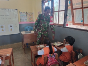 TNI Bersama Yayasan Flobamora Salurkan Makanan Bergizi ke 2.452 Siswa di Rote Ndao