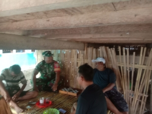 Babinsa Desa Tapir Tingkatkan Kebersamaan dengan Warga Lewat Komsos
