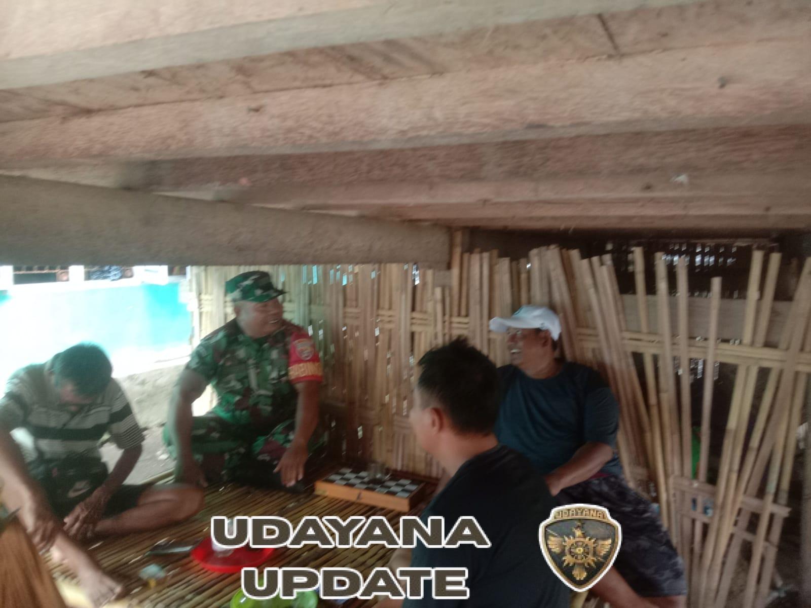 Babinsa Desa Tapir Tingkatkan Kebersamaan dengan Warga Lewat Komsos