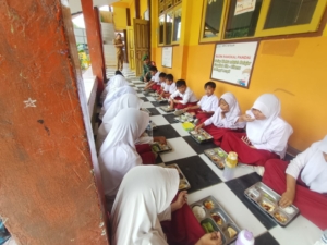 Babinsa Seteluk Rea Dampingi Program Makan Bergizi Gratis di Sekolah Dasar