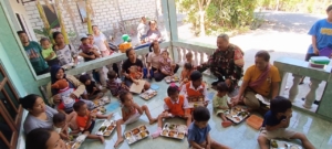 Babinsa Oebobo Kawal Layanan Gizi Bagi Anak Sekolah
