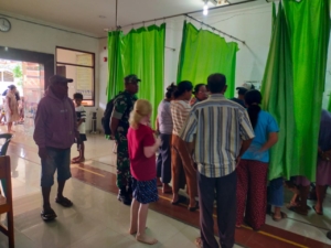 TNI Hadir di Tengah Warga, Babinsa Koramil 1627-01/Baa Kunjungi Pasien di RSUD