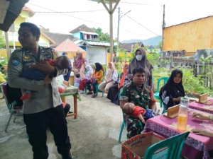 Babinsa Koramil 1628-01/Taliwang Aktif Dampingi Kegiatan Posyandu di Menala