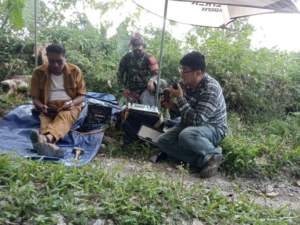 Sertu Idhar Kawal Tim Teknis Pasang Kabel Geolistrik di Kampung Pogu Watu