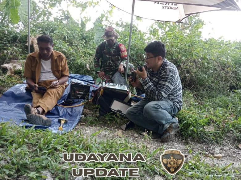 Sertu Idhar Kawal Tim Teknis Pasang Kabel Geolistrik di Kampung Pogu Watu