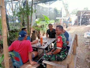 Babinsa Beru Laksanakan Komsos Bahas Perkembangan Situasi Wilayah