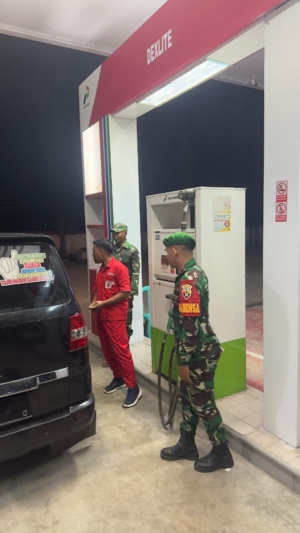 Babinsa Koramil 01/Lewa Laksanakan Patroli Malam di Sekitar Pom Bensin dan Bank BRI Lewa