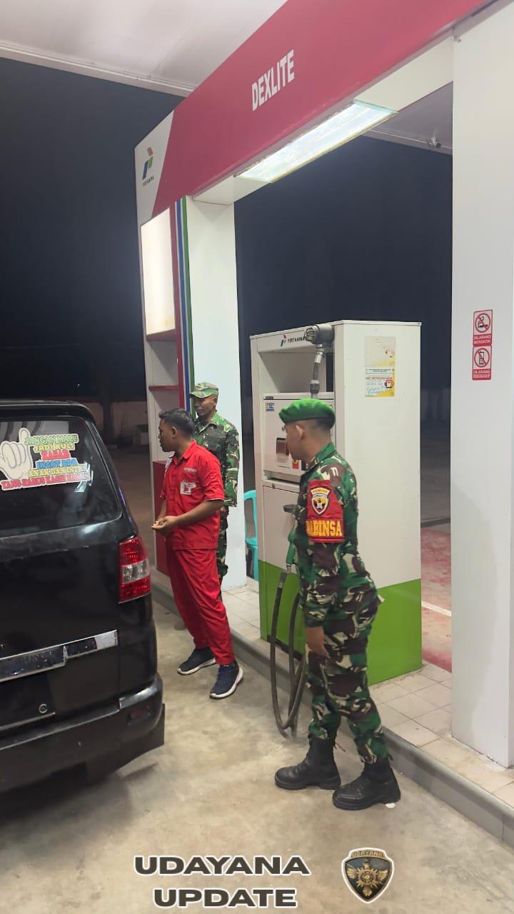 Babinsa Koramil 01/Lewa Laksanakan Patroli Malam di Sekitar Pom Bensin dan Bank BRI Lewa