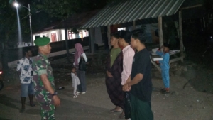Babinsa Koramil 1628-05/Jereweh Laksanakan Patroli Malam, Jaga Situasi Tetap Kondusif