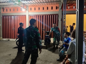 ‎Cegah Kriminalitas, Serda Dodik Ajak Warga Banjar Sari Tingkatkan Kewaspadaan