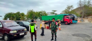 Babinsa Kokarlian Aktif Jaga Keamanan di Pelabuhan Penyeberangan Poto Tano