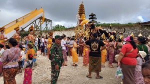 Babinsa Tanglad Kawal Tradisi Mepeed Rangkaian Upacara Pengabenan