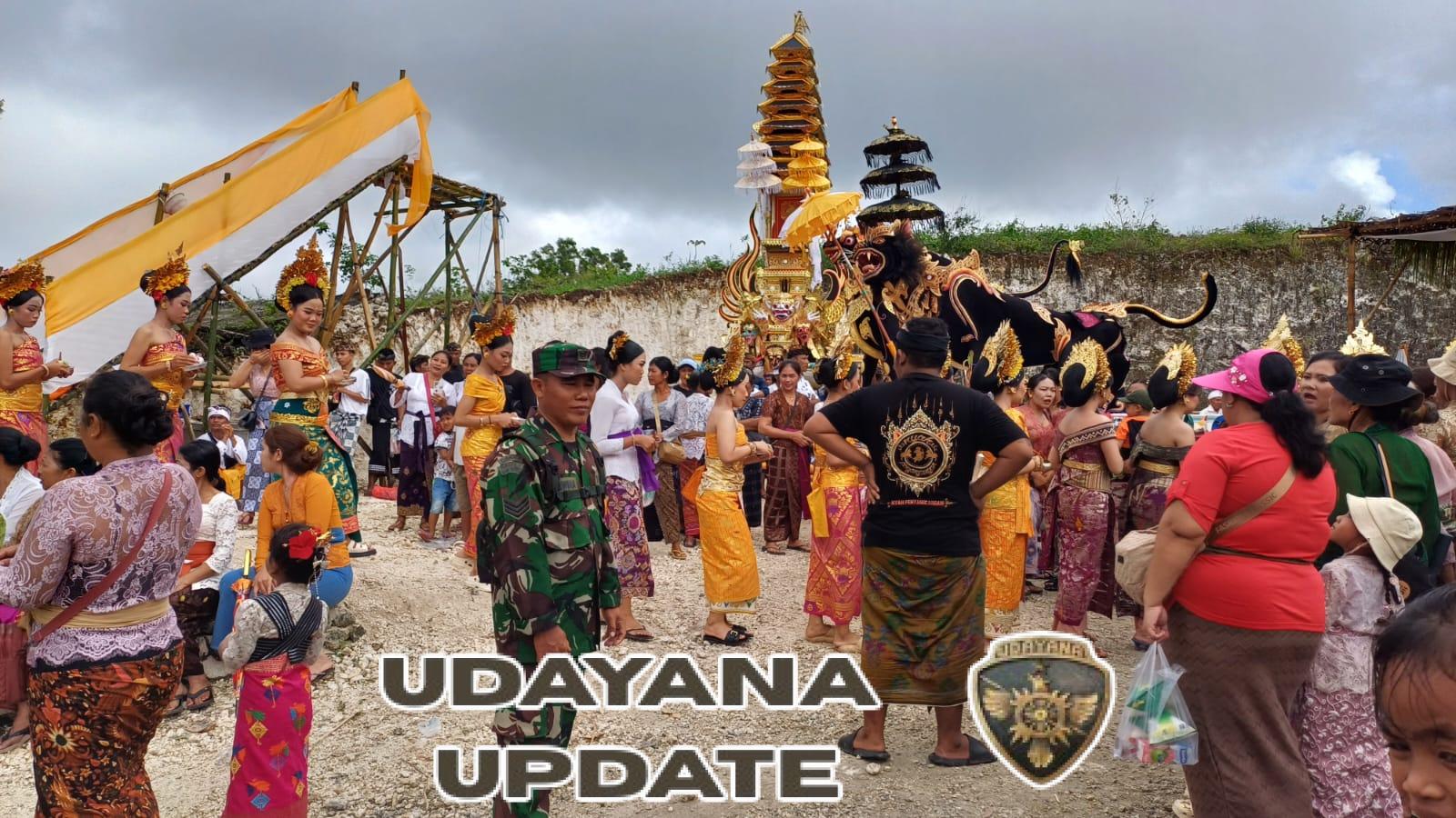 Babinsa Tanglad Kawal Tradisi Mepeed Rangkaian Upacara Pengabenan