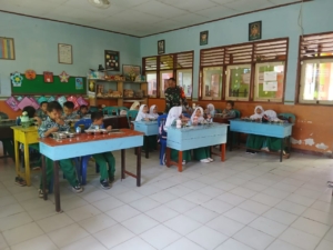Babinsa Kelurahan Kuang Dampingi Program Makan Sehat Bergizi di SDN 1 Taliwang
