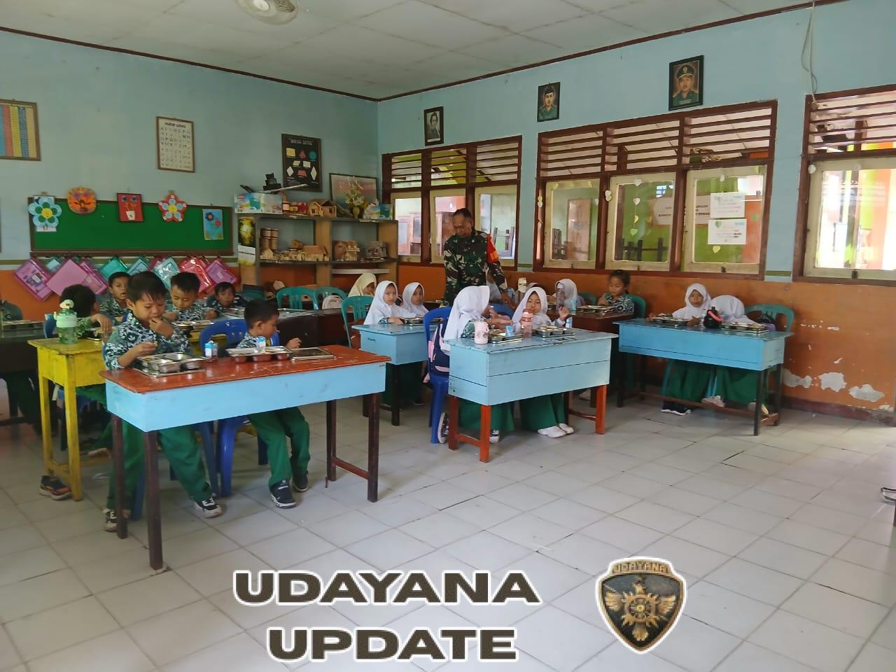 Babinsa Kelurahan Kuang Dampingi Program Makan Sehat Bergizi di SDN 1 Taliwang