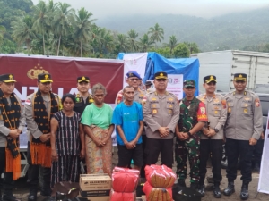 Dandim 1625/Ngada Dampingi Kapolda NTT dan Kakor Bimas Polri Tinjau Korban Banjir Bandang di Nagekeo