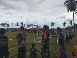 Babinsa Koramil Wolowaru Dukung Turnamen Mini Soccer U-13 di Desa Maubasa
