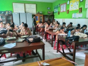 TNI Pantau Langsung Pelaksanaan Makan Gratis Bagi Siswa di Kabupaten Sikka