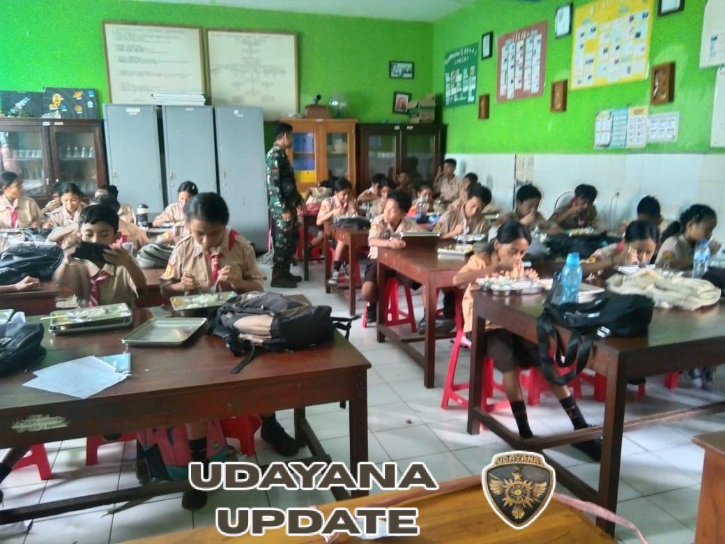 TNI Pantau Langsung Pelaksanaan Makan Gratis Bagi Siswa di Kabupaten Sikka