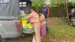 Anggota Koramil 1626-04/Kintamani Bantu Distribusi Beras SPHP Bulog Demi Stabilitas Pangan