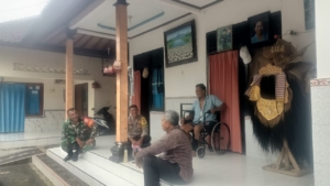 Babinsa Takmung Bersama Perbekel Dan Bhabinkamtibmas Jenguk Anggota BPD Yang Sakit