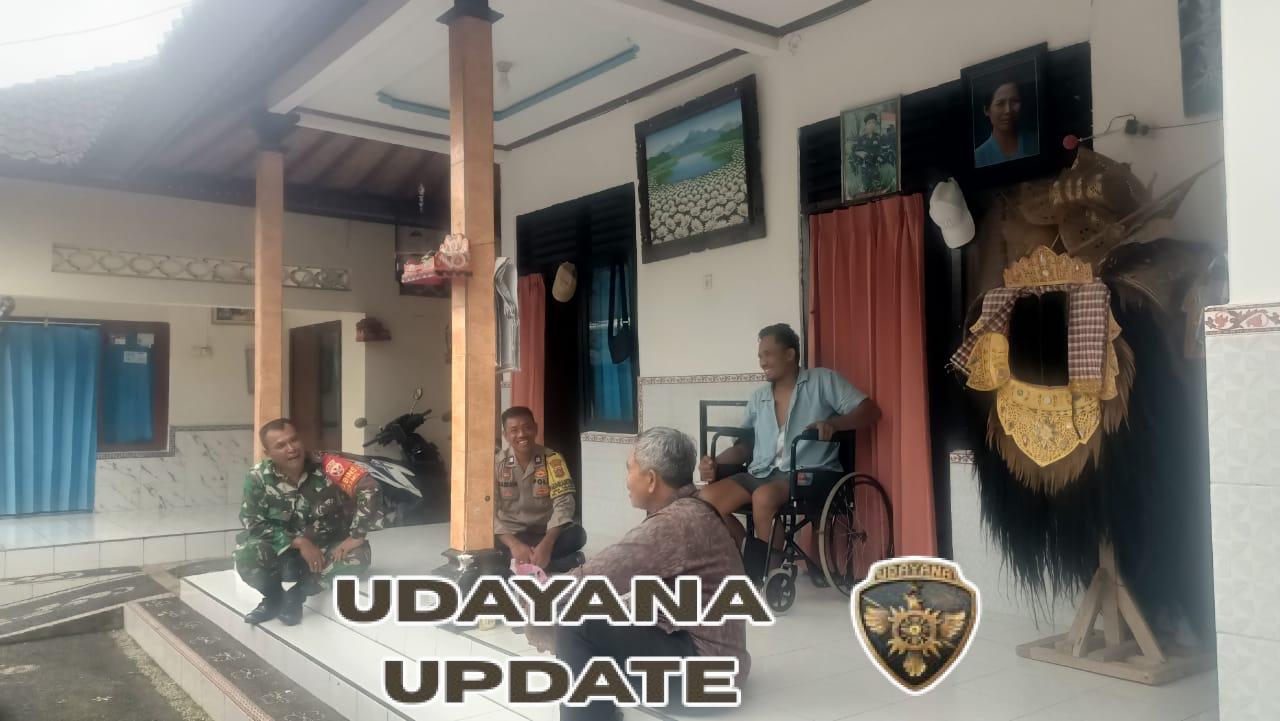 Babinsa Takmung Bersama Perbekel Dan Bhabinkamtibmas Jenguk Anggota BPD Yang Sakit