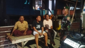 Babinsa Koramil 1628-01/Taliwang Gelar Patroli Malam Jaga Kamtibmas