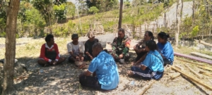 Duduk di Bawah Pohon, Babinsa Sertu Yulianus Samaleto Ajak Warga Popnam Jaga Keamanan