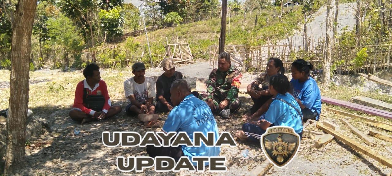 Duduk di Bawah Pohon, Babinsa Sertu Yulianus Samaleto Ajak Warga Popnam Jaga Keamanan