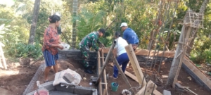 Koramil 1609-05/Sukasada Bersama Warga Gelar Bedah Rumah Tidak Layak Huni di Desa Panji