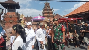 Danramil Klungkung Terjunkan Babinsa Kawal Upacara Keagamaan