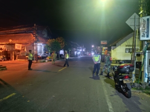 Sinergi TNI-Polri di Tejakula: Patroli Siskamling Jaga Kamtibmas dan Lingkungan Aman