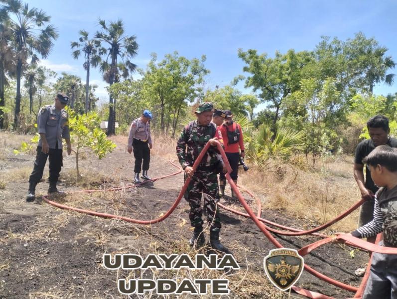 Gerak cepat, Babinsa 1623-08/Kubu bersama Damkar padamkan api kebakaran lahan.