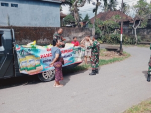 Jelang HUT TNI ke-80, Babinsa Koramil 1623-02/Abang salurkan beras SPHP di Pasar tradisional hingga ke desa-desa.