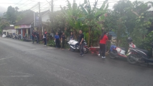 Babinsa Koramil 1623-04/Sidemen melaksanakan gotong royong pembersihan sampah sisa banjir.