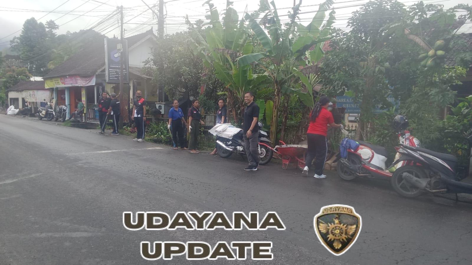 Babinsa Koramil 1623-04/Sidemen melaksanakan gotong royong pembersihan sampah sisa banjir.