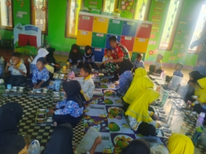 Babinsa Moteng Dampingi Kegiatan Makan Sehat Bergizi  di TK Negeri 6 Brang Rea